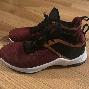 LIKE NEW Maroon Nike Sneakers